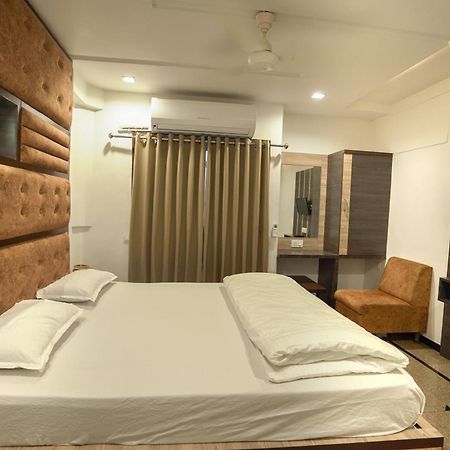 Hotel Shertown Amhedabad Dış mekan fotoğraf